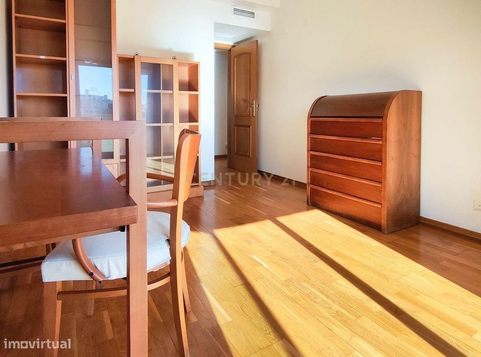 Amplo apartamento de 3 quartos com varandas panorâmicas em Almada, em