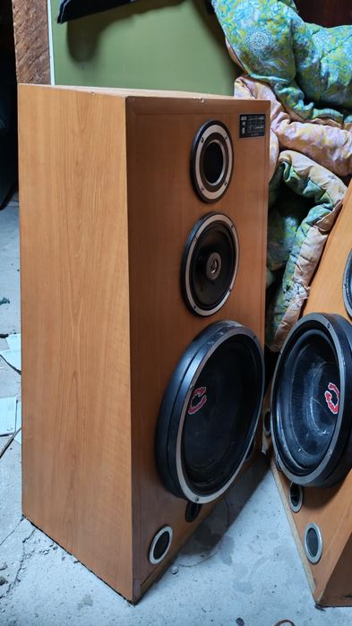 Głośniki altus  pół piramida. Głośniki w średnim stanie