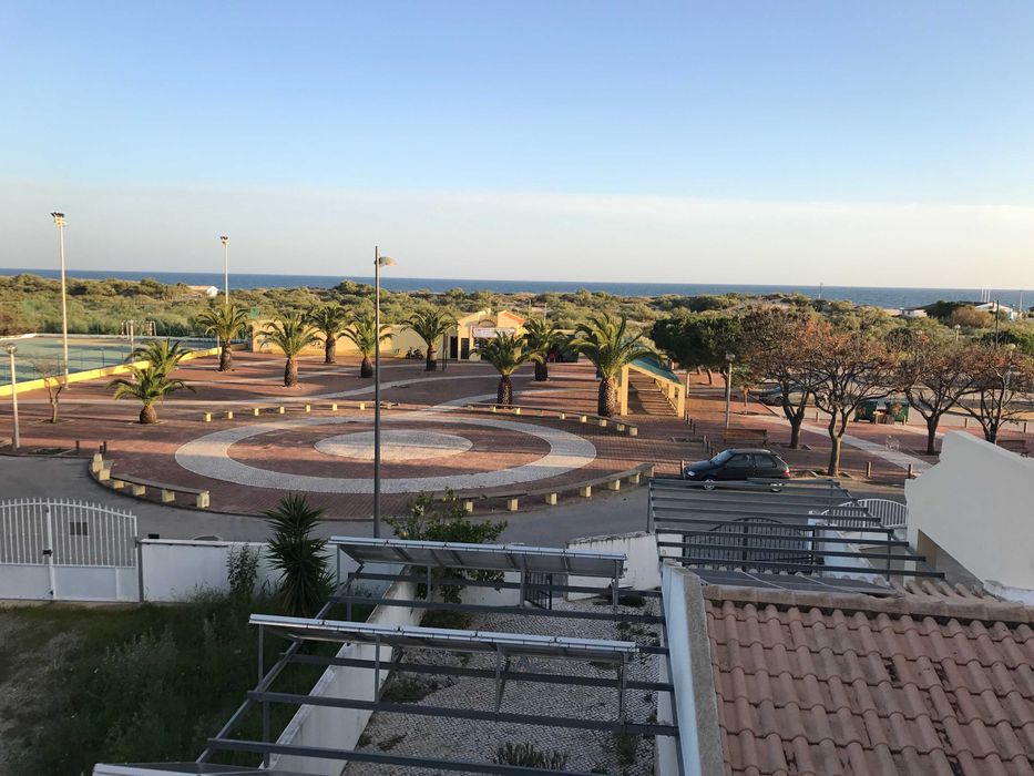 T2 com piscina, primeira linha de praia