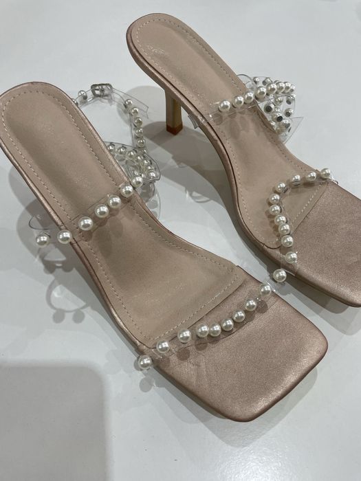 Buty na obcasie perełki