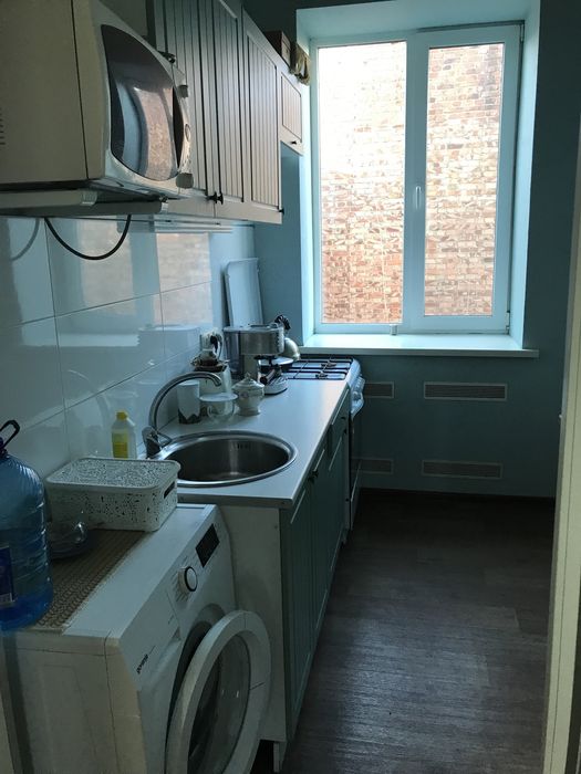 Продам свою 2 ком. Квартиру 4/4 сталинка центр, (сертификат возможен)