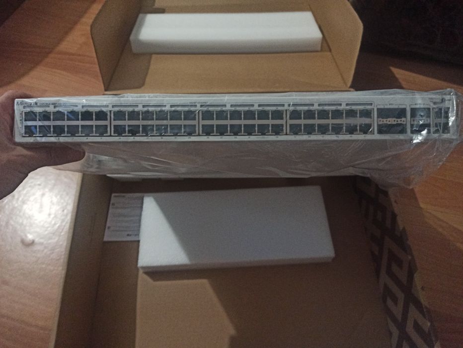 Комутатор MikroTik CRS354-48P-4S+2Q+RM (48xPoE, 10G/40G)