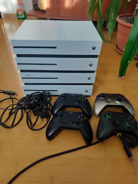 Xbox one s з джойстиком + 1 гра