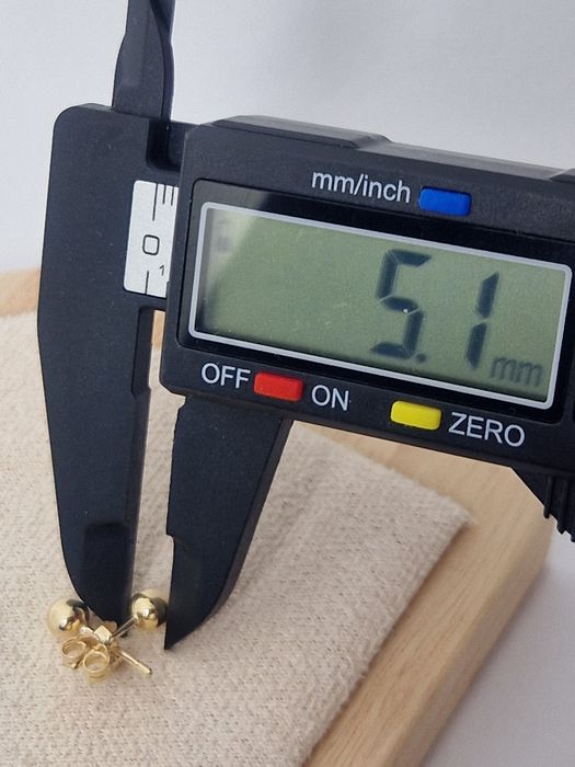 Złote kolczyki wkręty kuleczki kulki