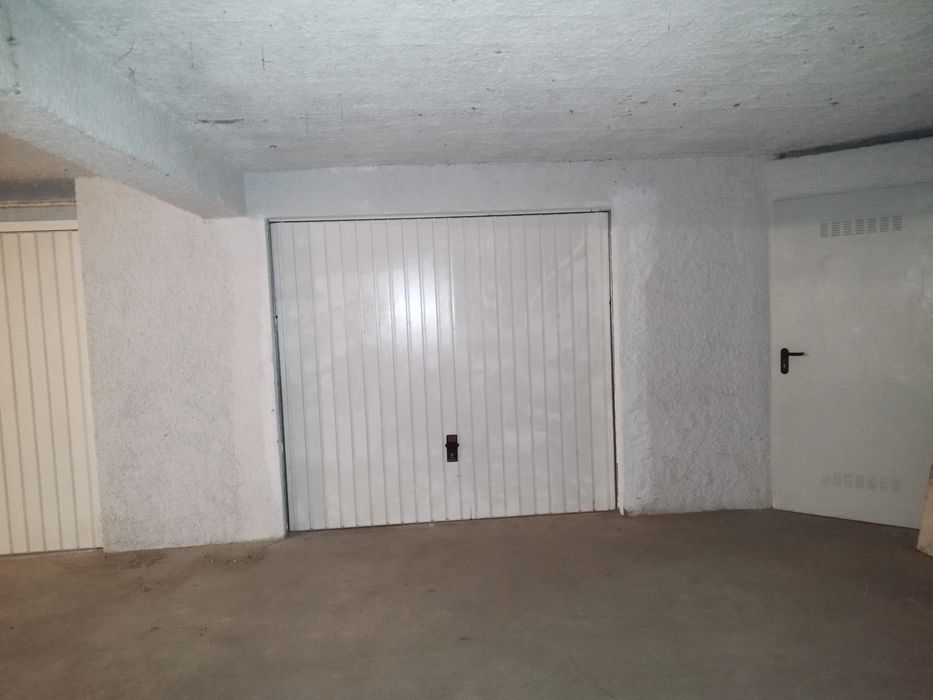 Arrendo garagem fechada