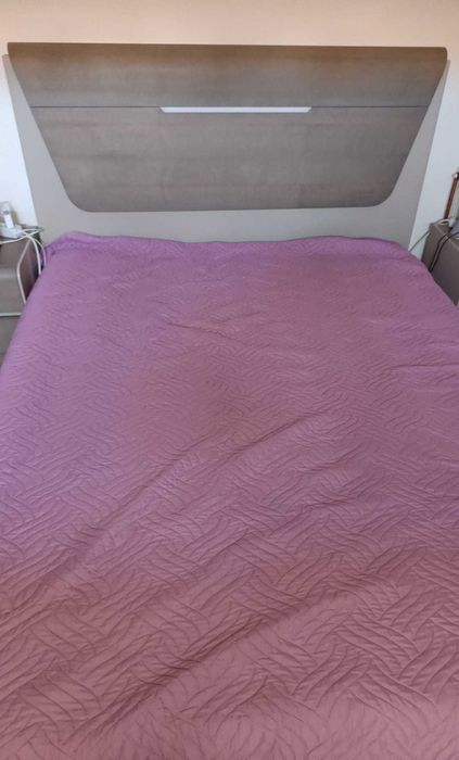 Cama e mesas de cabeceira