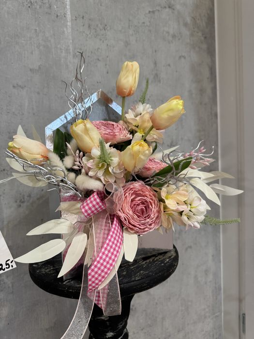 Elegancki flowerbox z srebrnej kopercie.