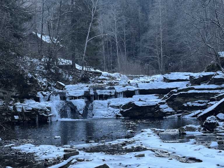 Продаж двоповерхового будинку з господарством у Снідавці