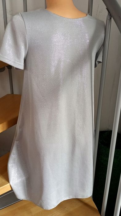 Sukienka w kształt litery A dekolt w serek choker srebrna nowa