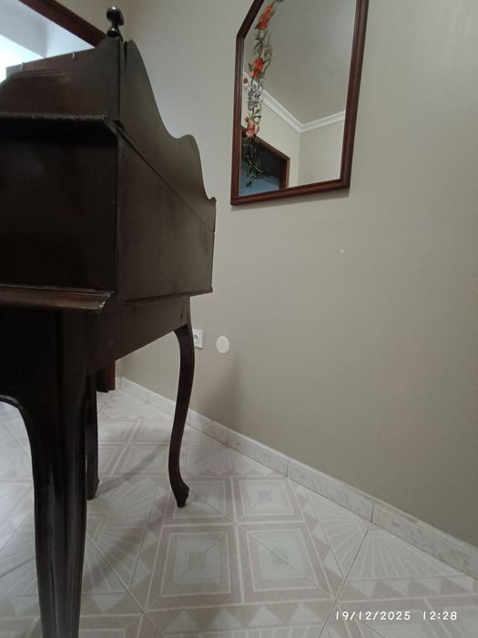 Aparador antigo pequeno estilo colonial