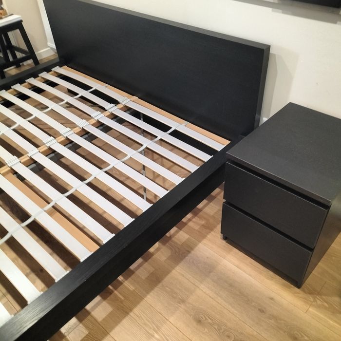 Cama de casal com estrado e mesa de cabeceira