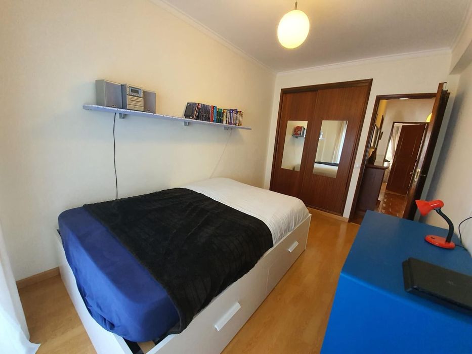 Aluga-se Quarto para Casal (Cacém ) – Ambiente Calmo e Harmonioso