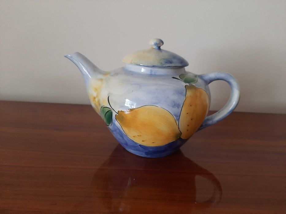 Bule em faiança pintado à mão marca Farval