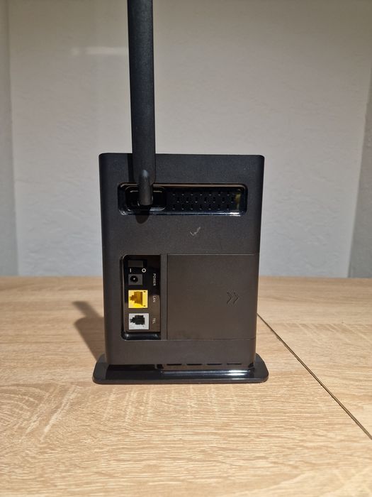 Представлений Huawei E5172 —це стаціонарний бездротовий 3G/4G LTE-маршрутизатор