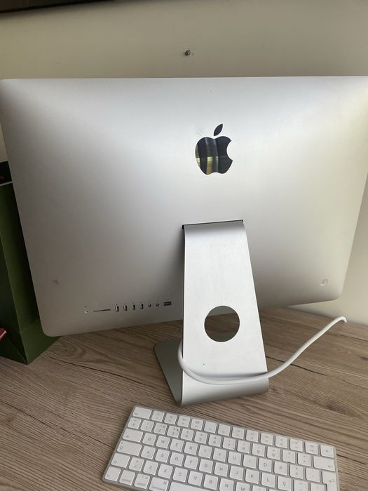 Vendo computador Mac usado com teclado e rato .. ofereço candeeiro