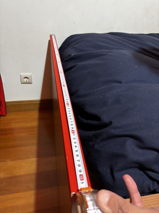 cama individual vermelha e branca
