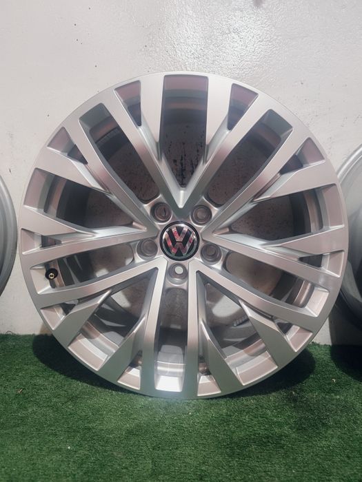 Felgi aluminiowe OE VW Touareg III 18" Et 25 8J 5x112 stan felg BDB