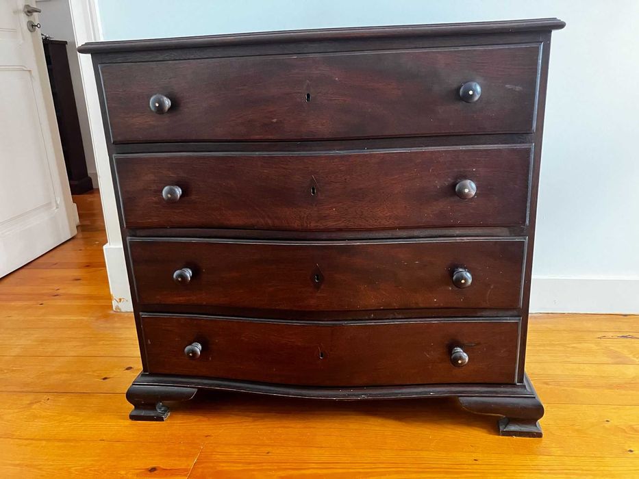 Cómoda de Madeira Antiga