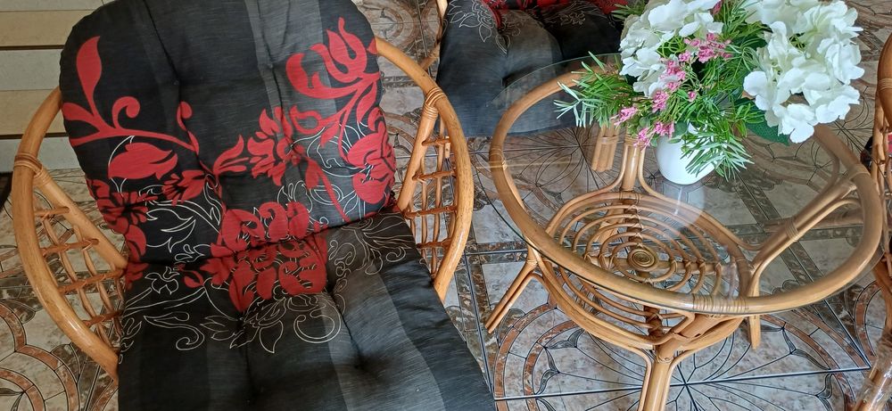 Zestaw mebli rattanowych – sofa, 2 fotele, stolik szklany – bardzo dob