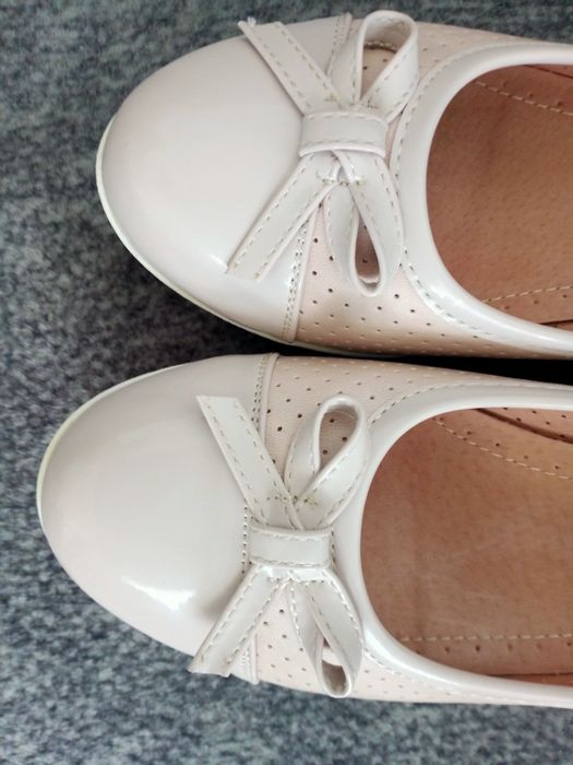 Buty typu czółenka, beżowe.
