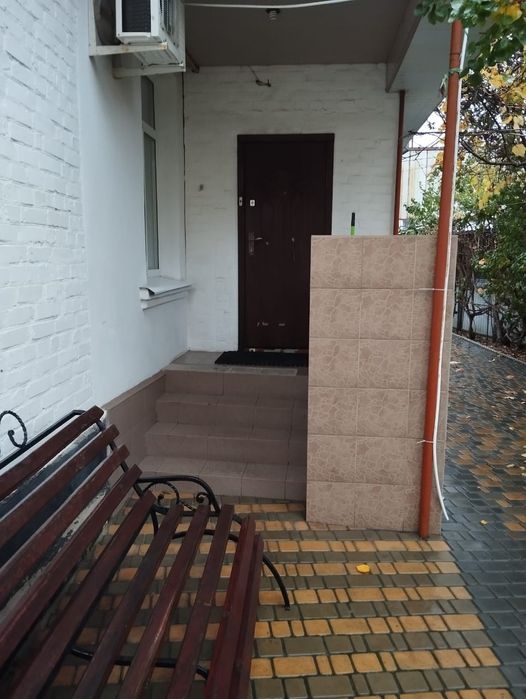 Здається подобово будинок,3 кімнати.