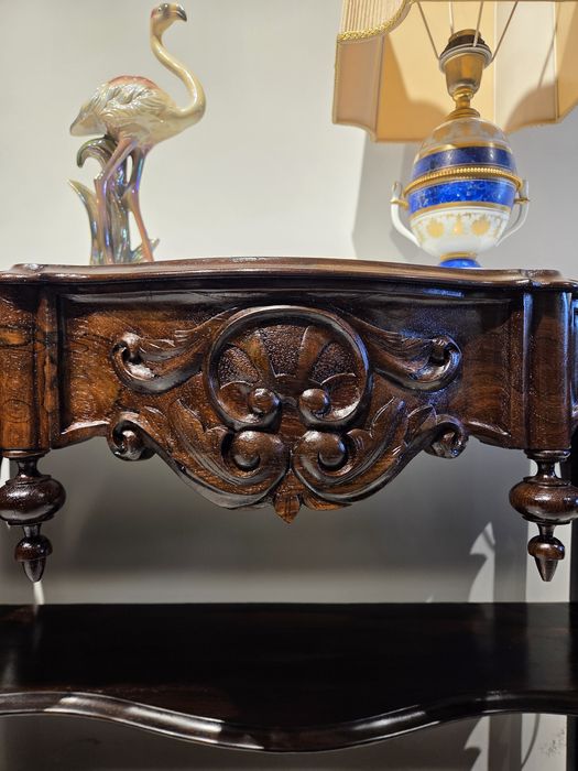 Par de Credências Românticas em Pau-santo. 

Peças antigas e restaurad