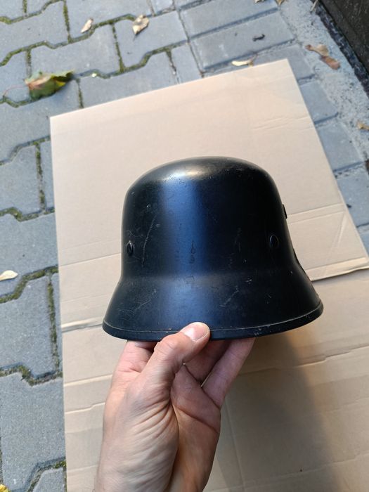 Hełm powojenny w stylu niemieckiego Stahlhelma