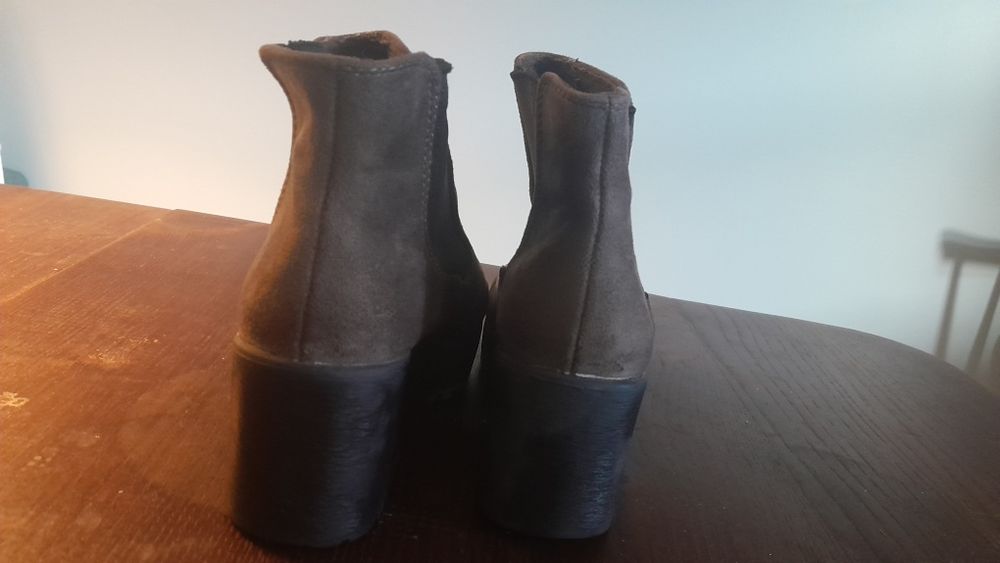 Botas camurça cinzento acastanhadas sola alta de borracha