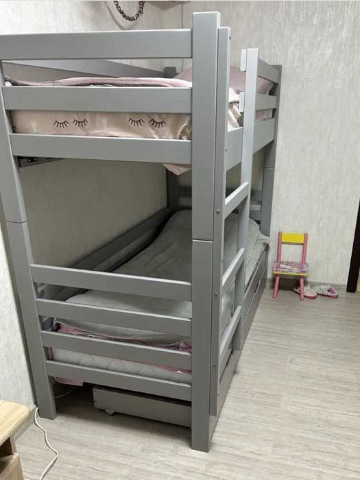 Ліжко двоярусне дерев'яне букове з ламелями двоповерхове горіх, сірий.