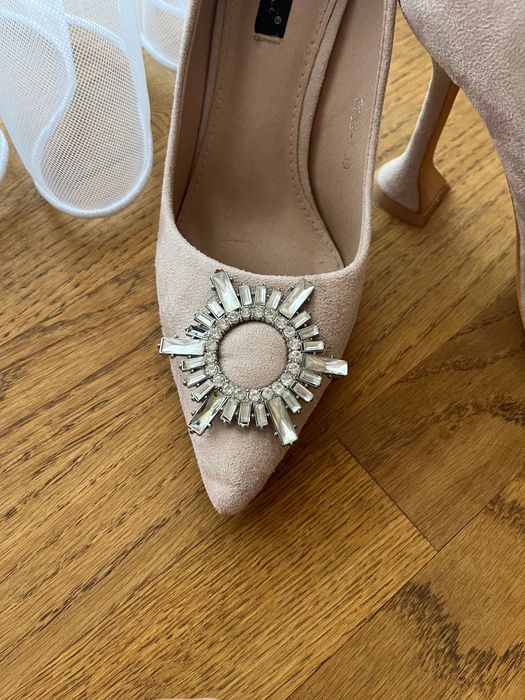 Туфлі з брошкою бежеві