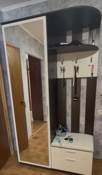 Продам передпокій (прихожа)