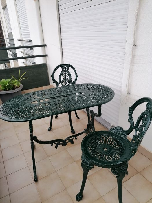 Mesa de jardim em ferro com duas cadeiras