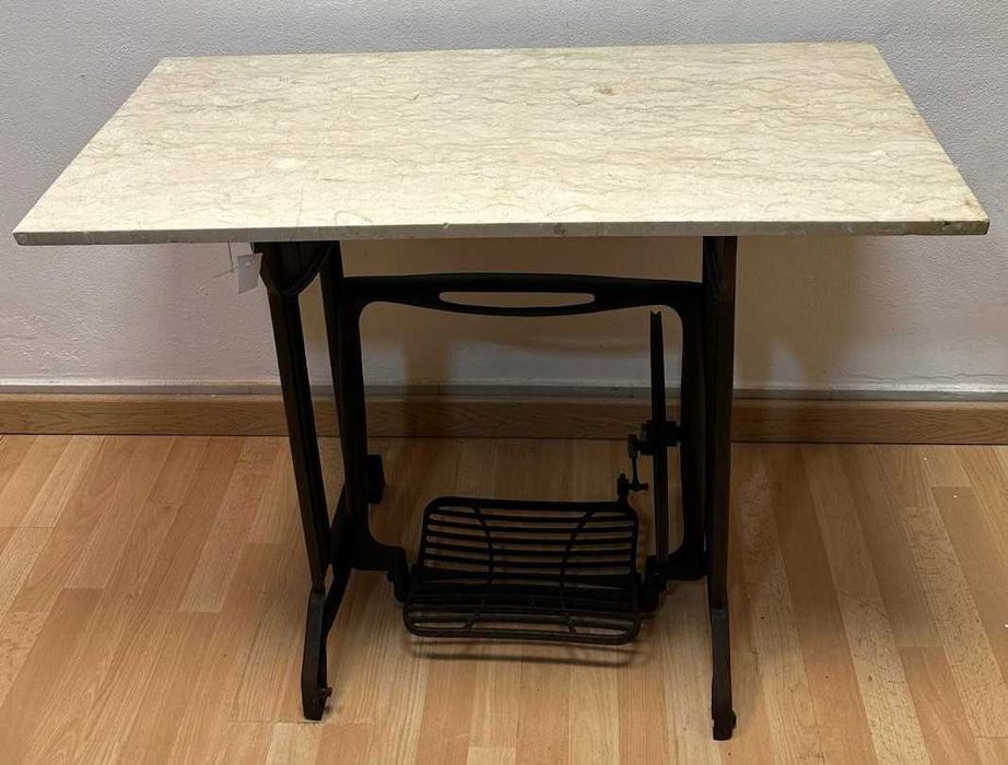 Mesa sobre antiga base de maquina de costura, altura 77 X 100X45 cm