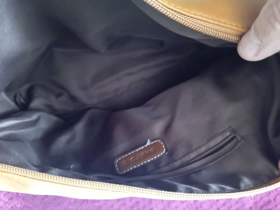 mala ou bolsa de mão em pele (couro) de cor castanho claro ou bege da Parfois