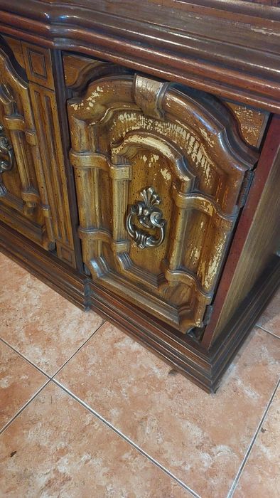 Cristaleira de madeira