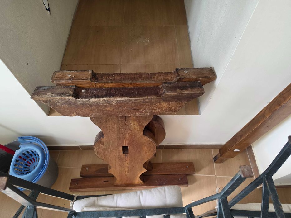 Mesa em pedra marmore com 4 cadeiras