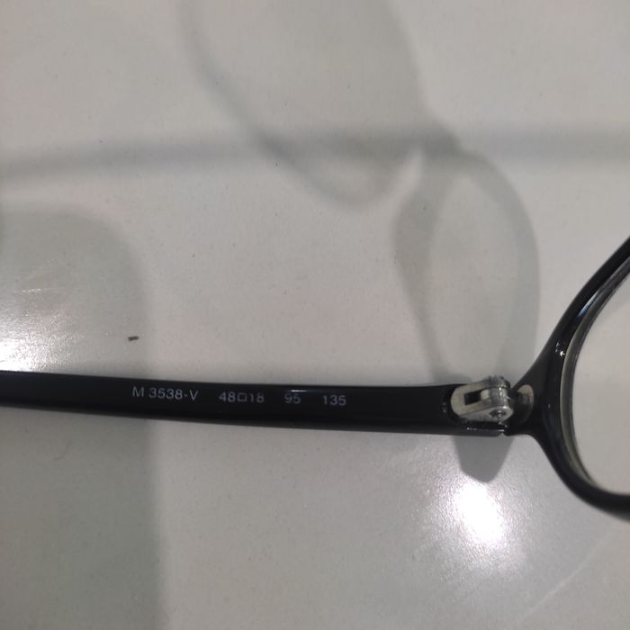 Armacao nova de oculos de ver,ganha porque sao muito caras as hastes
