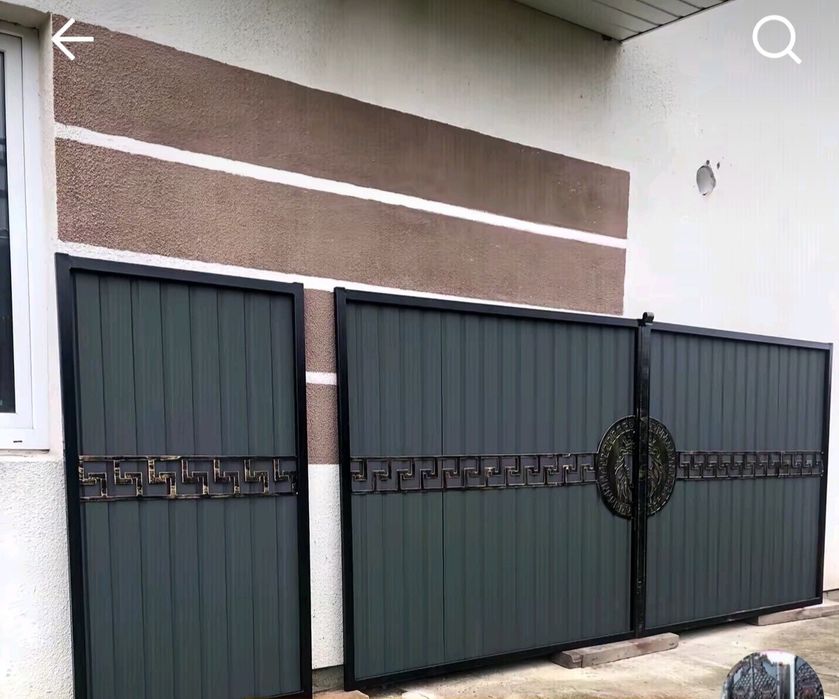 Ворота металеві розпашні.