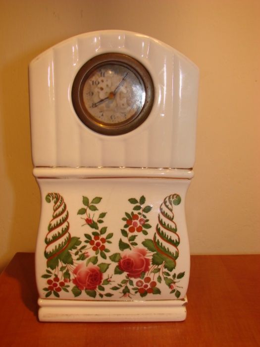 stary, porcelanowy zegar kominkowy
