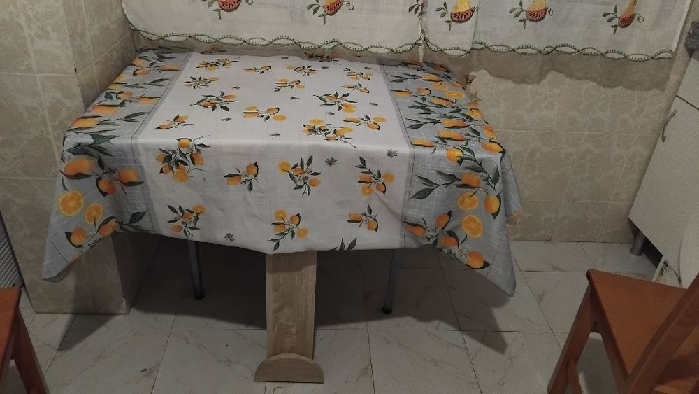 Cama dobravel para visitas em bom estado 50€,Mesa de cozinha dobravel 40€