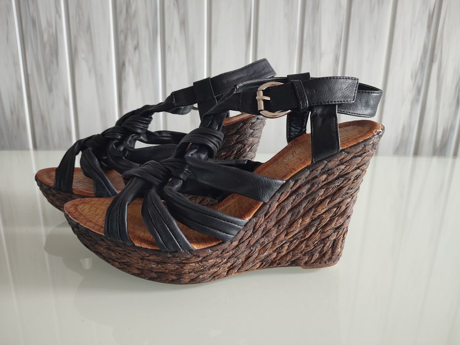 Sandały na koturnie