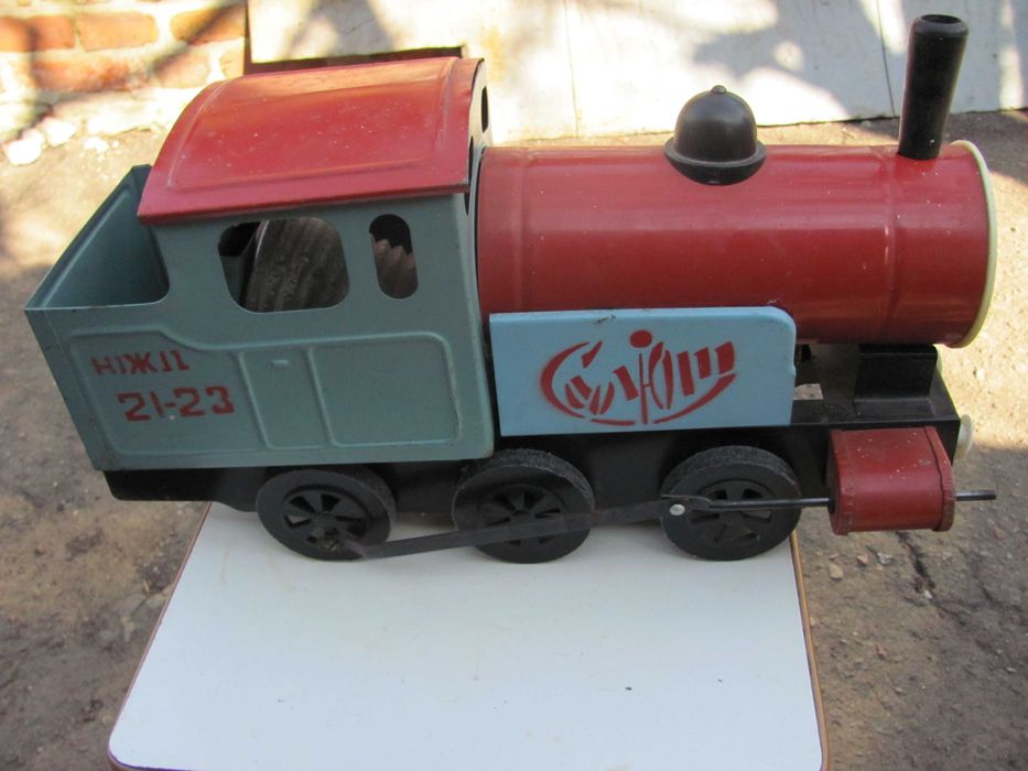 Детская игрушка  паровоз *Салют* СССР