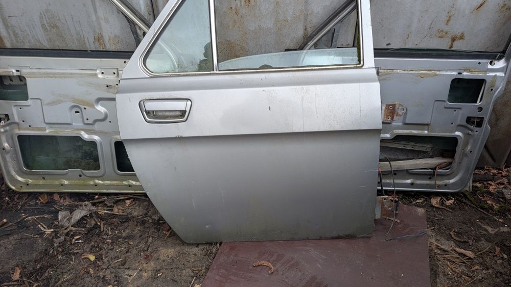 Кришка багажника газ 31105 газовий балон двері передні задні Волга