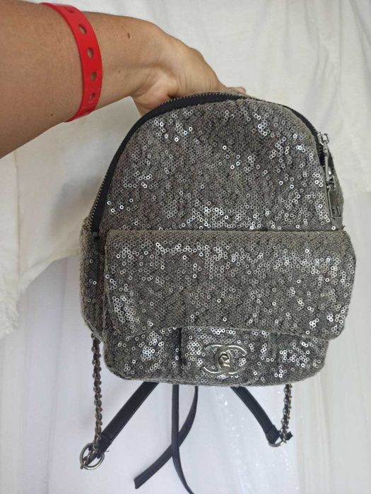 Серебрянный  небольшой рюкзачок с пайетками.