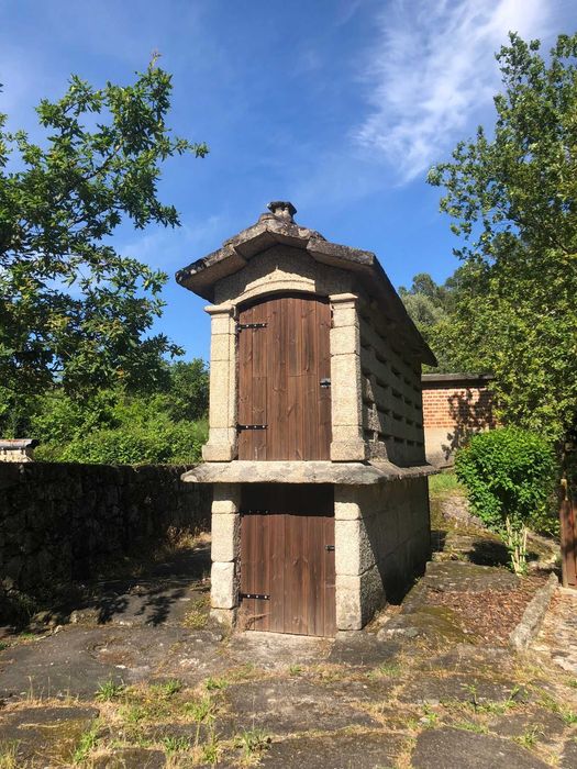 Espigueiro para venda em Britelo, Ponte da Barca