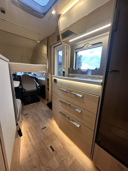 Wynajem luksusowy kamper Mercedes Hymer 580 pełna integra.