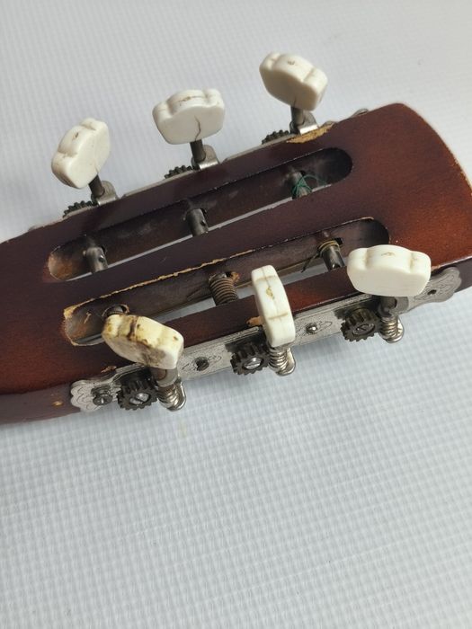 Gitara klasyczna tradycyjna metalowe struny statyw stojak gitarowy