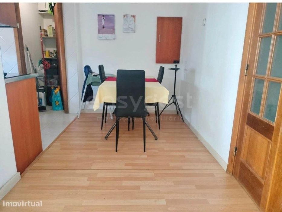 Apartamento central T2 na Moita em bom estado