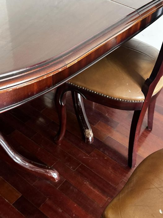 Vendo mesa com cadeiras