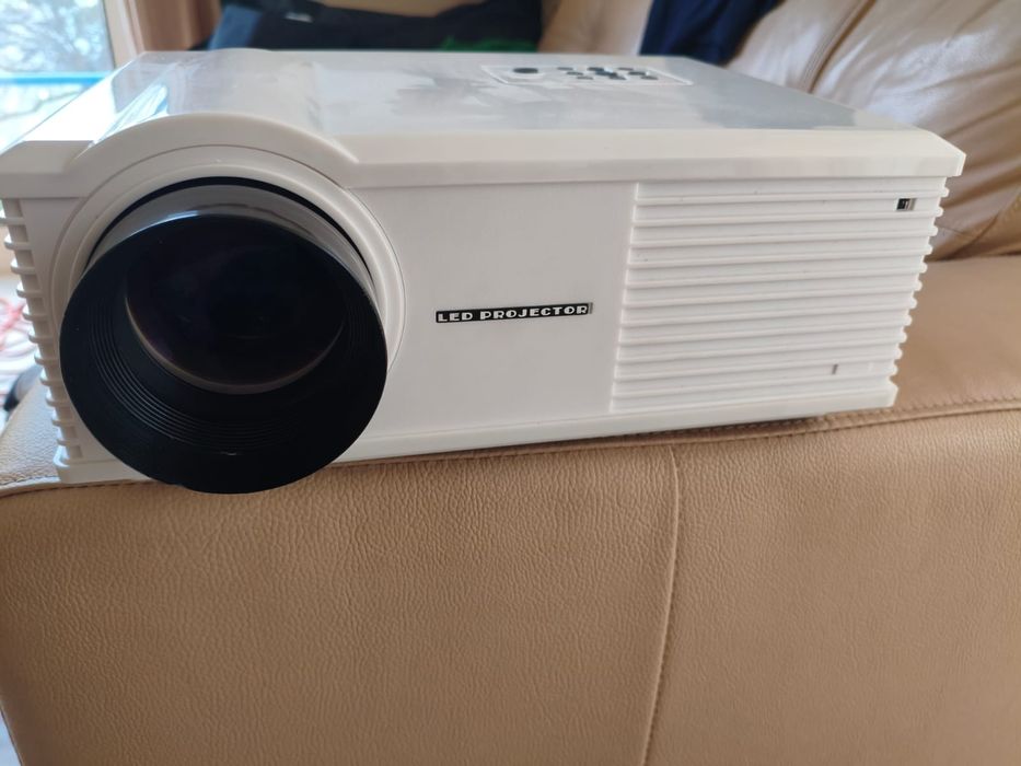 Projetor LED Full HD com HDMI, USB e Comando – Excelente Estado